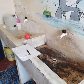 Badet för barnen i fängelset