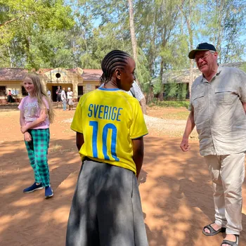 Sverige är representerad på skolgården, och denna tjejen berättar att hon drömmer om en fotbollskarriär.