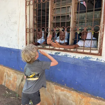Det blev många "High Five" för Valdemar på sitt första besök i en kenyansk skola.