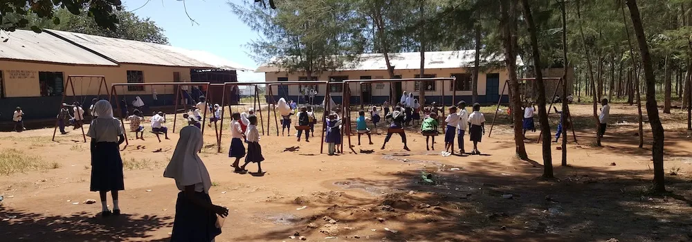 Barn leker i skolgården på Mvindeni skola